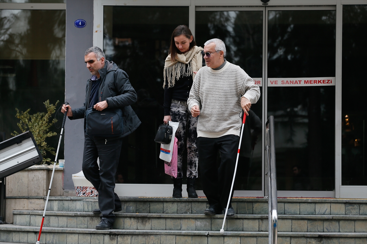Görme engelli tiyatrocuların turne hayali