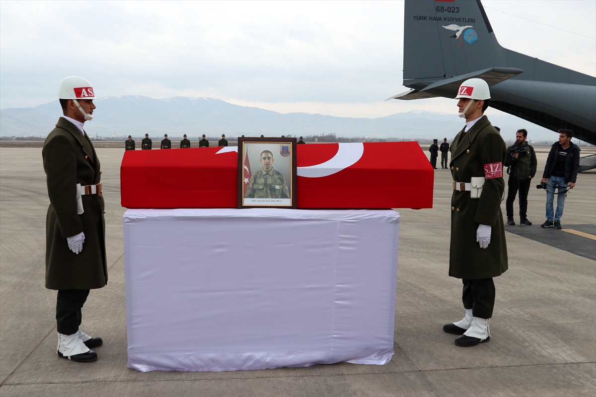 Şehit asker memleketi İzmir'e uğurlandı