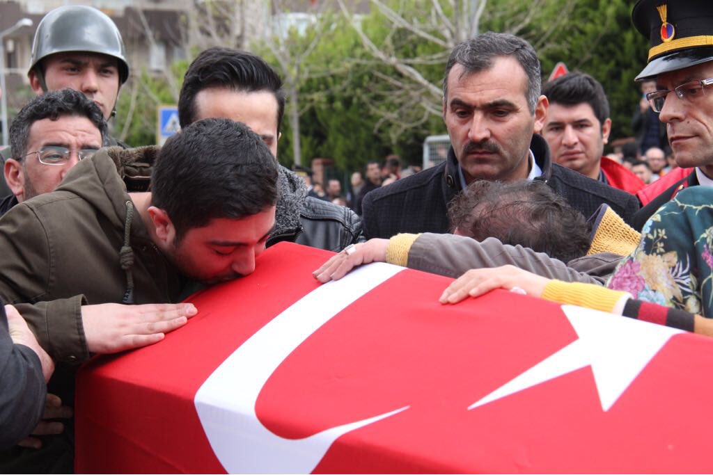 İzmir şehidini son yolculuğuna uğurladı