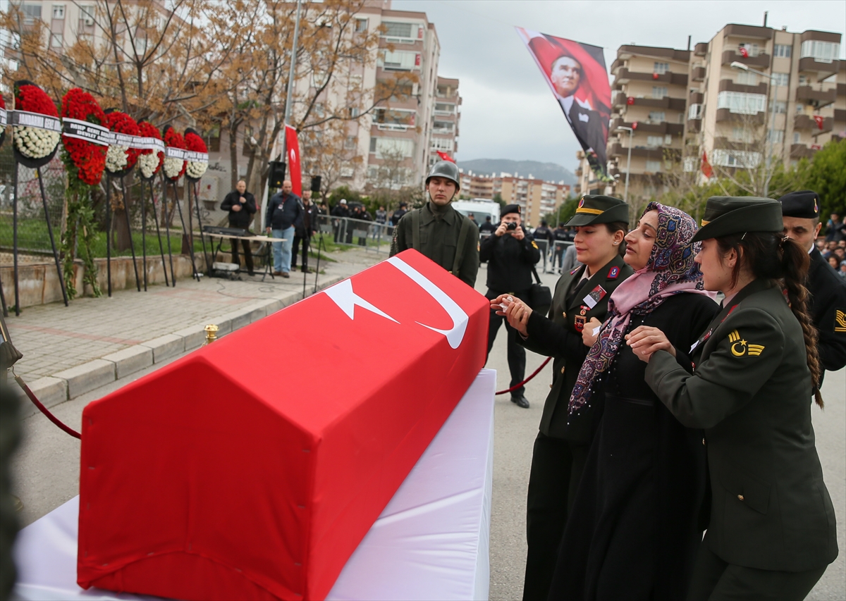 İzmir şehidini son yolculuğuna uğurladı
