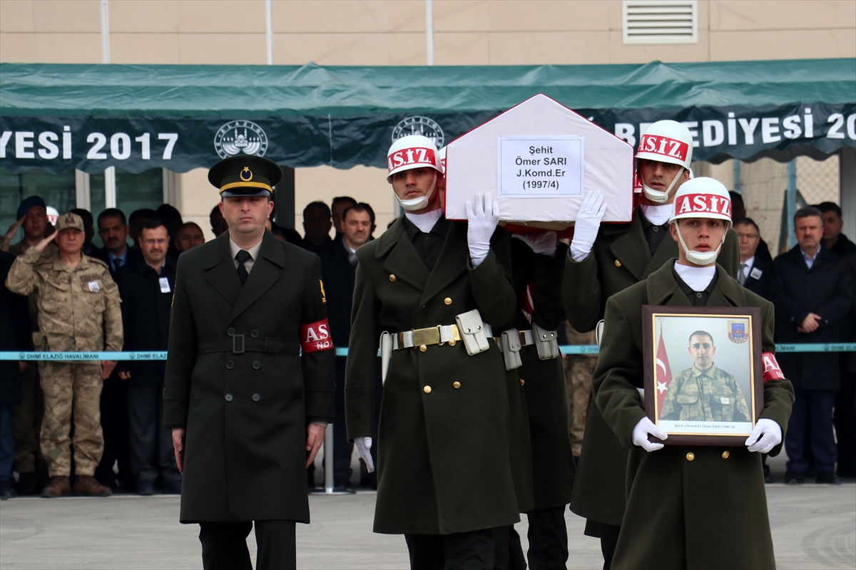 Şehit asker memleketi İzmir'e uğurlandı