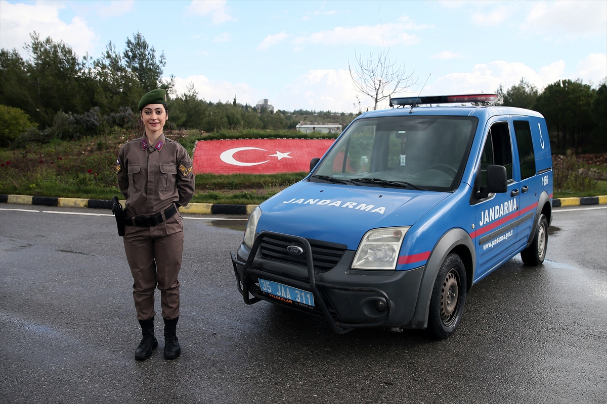 Üniformalı kadınların görev aşkı