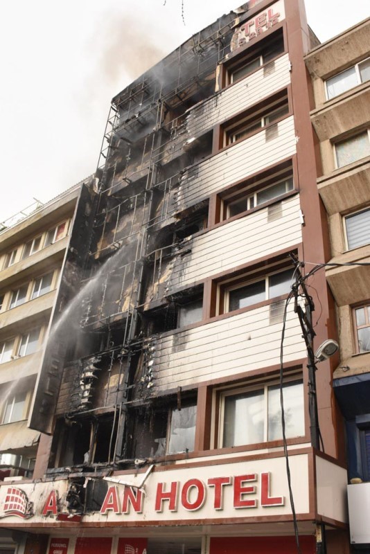 Otelde yangın dehşeti