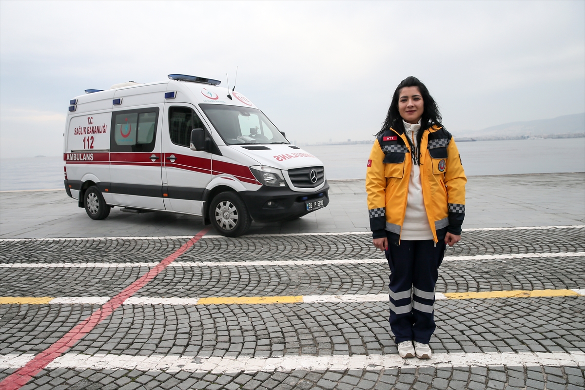 Üniformalı kadınların görev aşkı