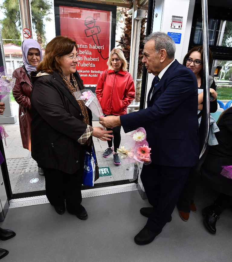 Başkan'dan İzmirli kadınlara sabah sürprizi