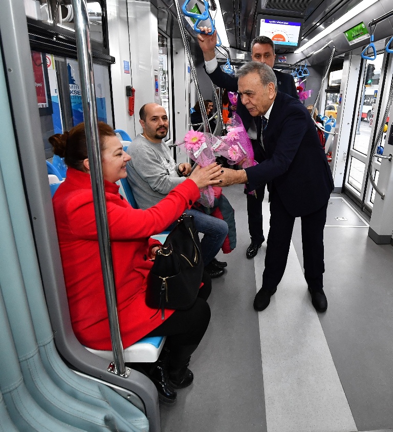 Başkan'dan İzmirli kadınlara sabah sürprizi