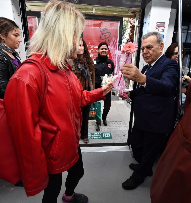 Başkan'dan İzmirli kadınlara sabah sürprizi