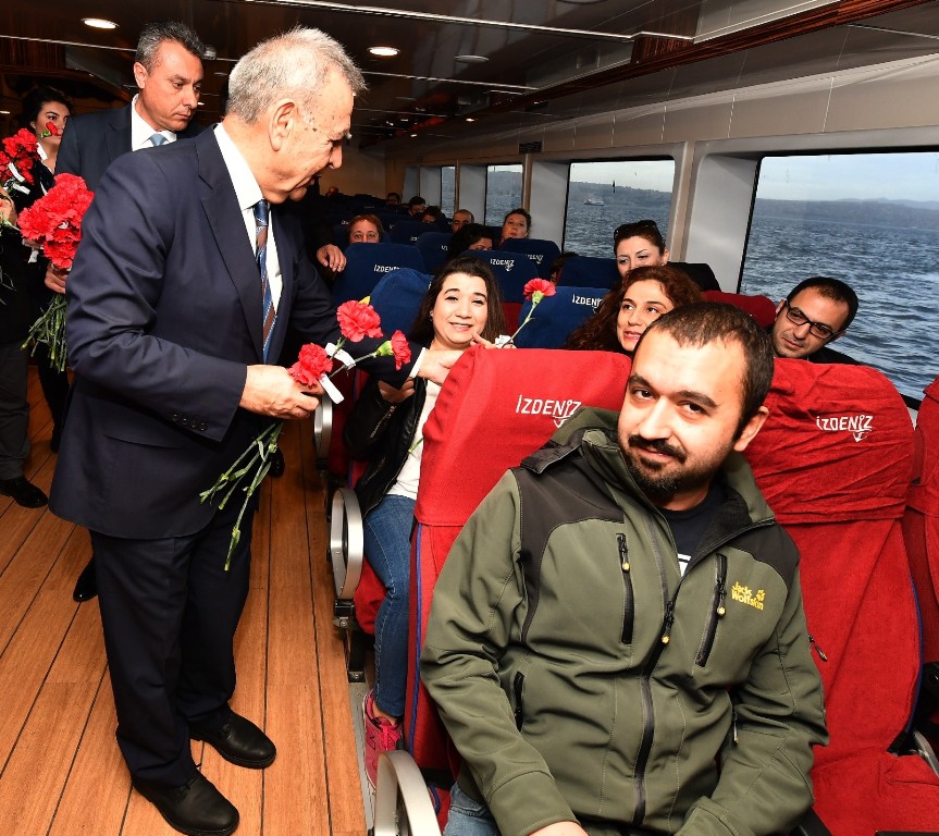 Başkan'dan İzmirli kadınlara sabah sürprizi