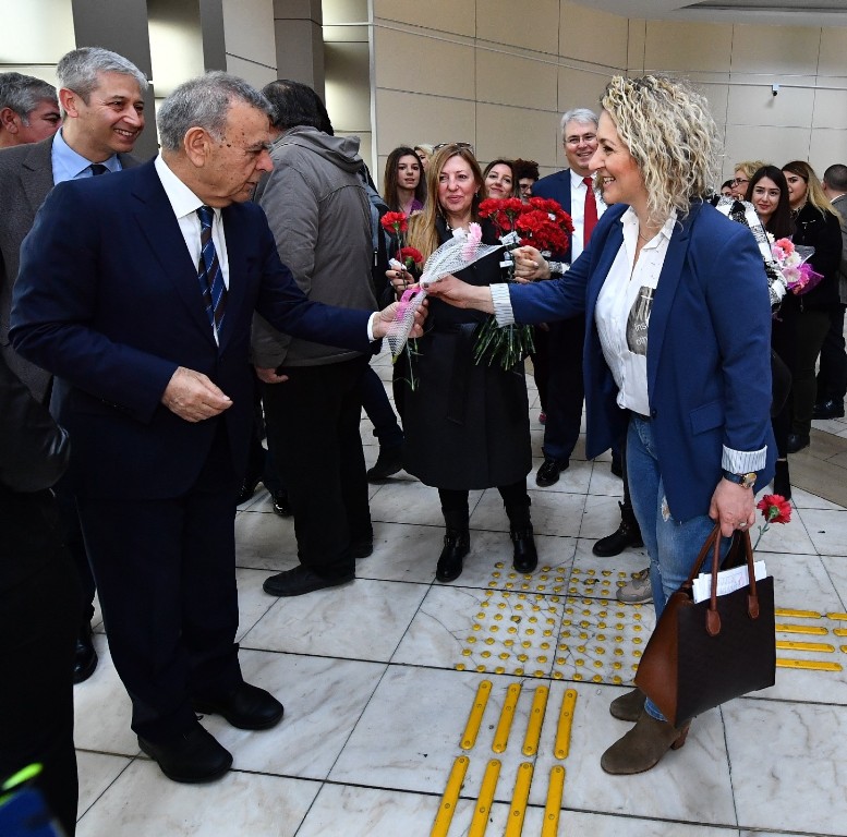 Başkan'dan İzmirli kadınlara sabah sürprizi