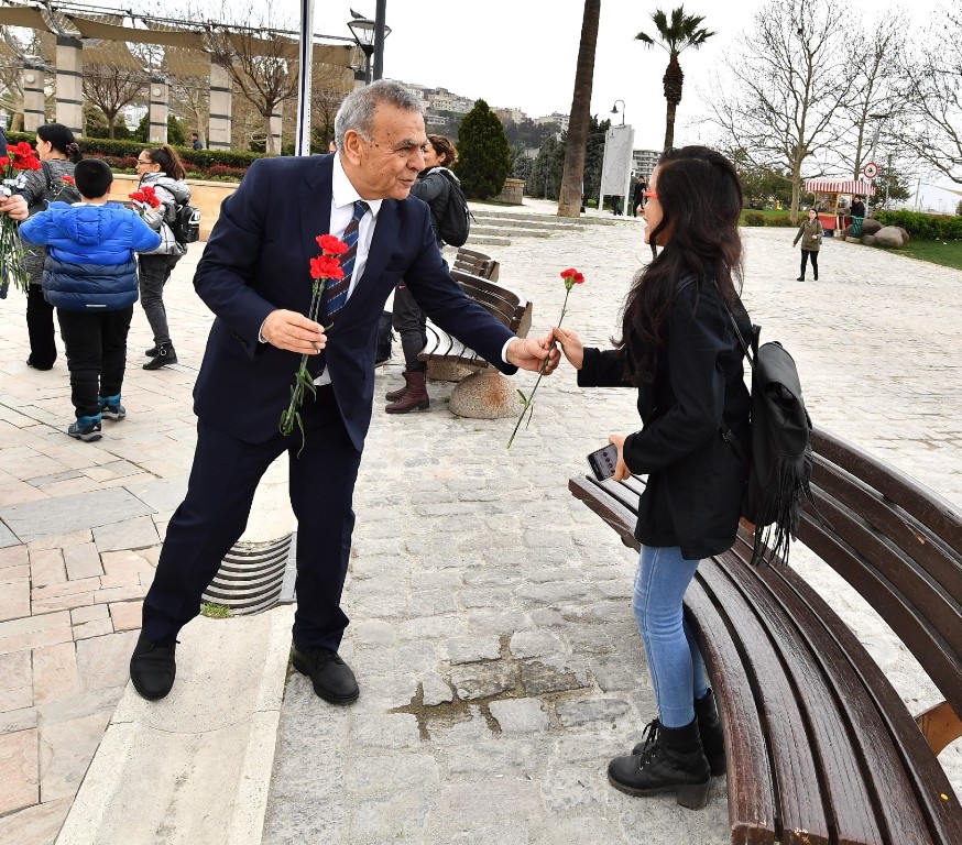 Başkan'dan İzmirli kadınlara sabah sürprizi