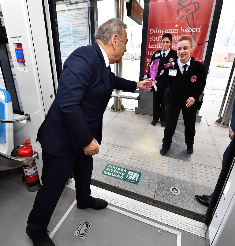 Başkan'dan İzmirli kadınlara sabah sürprizi