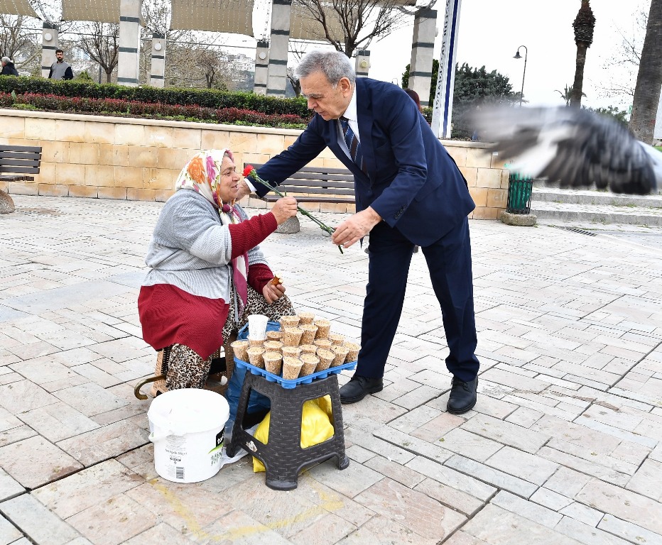 Başkan'dan İzmirli kadınlara sabah sürprizi