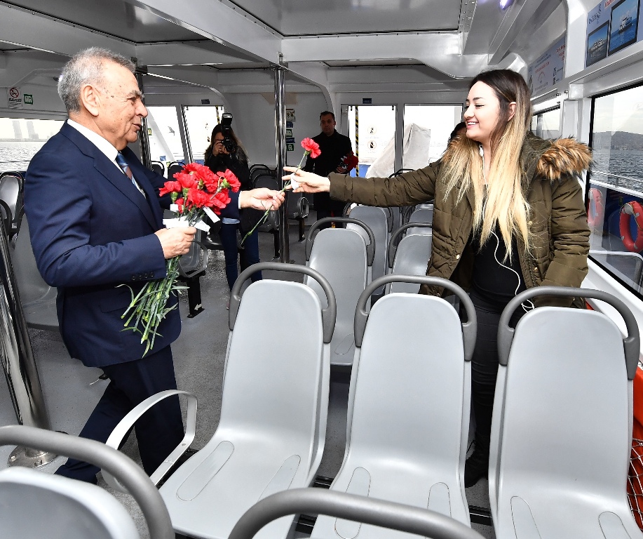 Başkan'dan İzmirli kadınlara sabah sürprizi