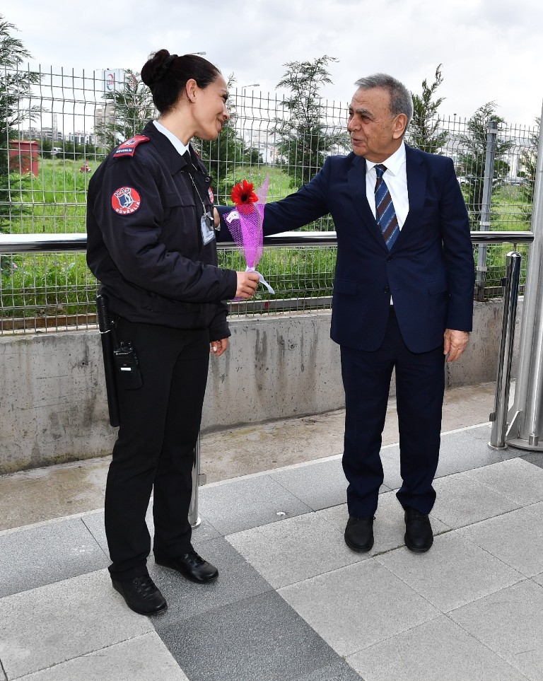 Başkan'dan İzmirli kadınlara sabah sürprizi