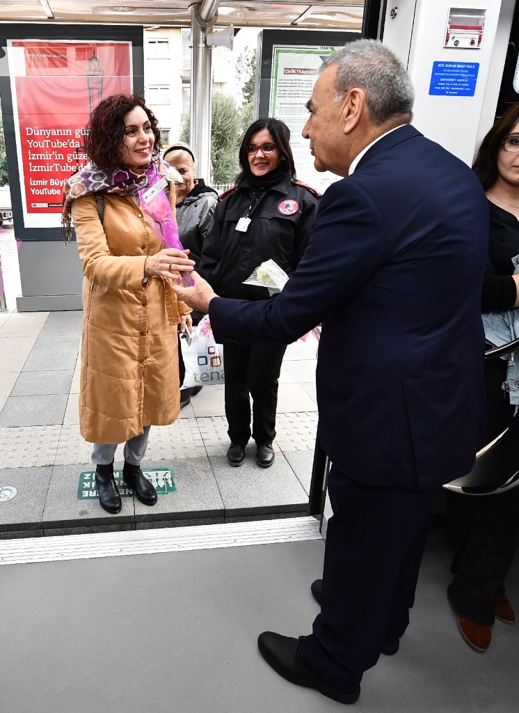 Başkan'dan İzmirli kadınlara sabah sürprizi