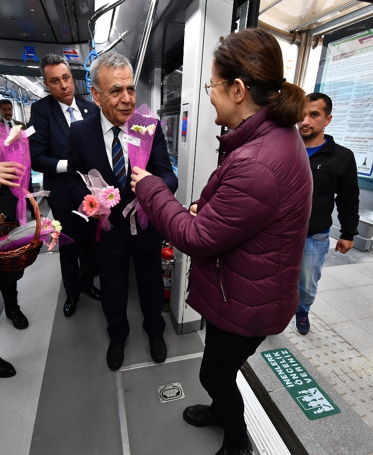 Başkan'dan İzmirli kadınlara sabah sürprizi