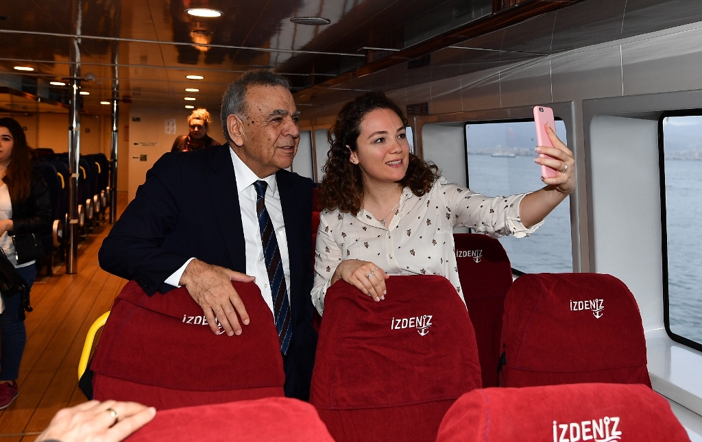 Başkan'dan İzmirli kadınlara sabah sürprizi