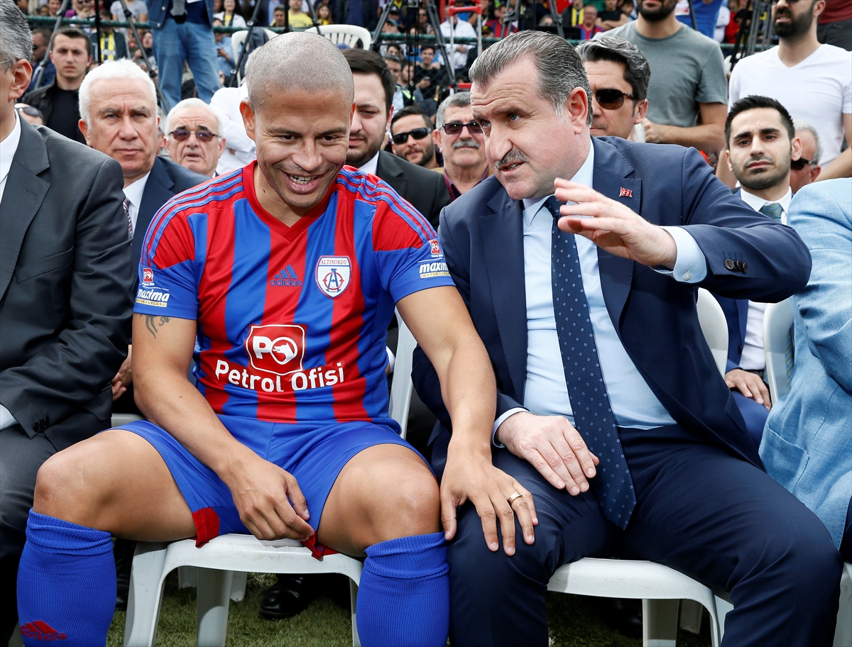 Bakan Bak ile Alex İzmir Cup'ın açılışını yaptı