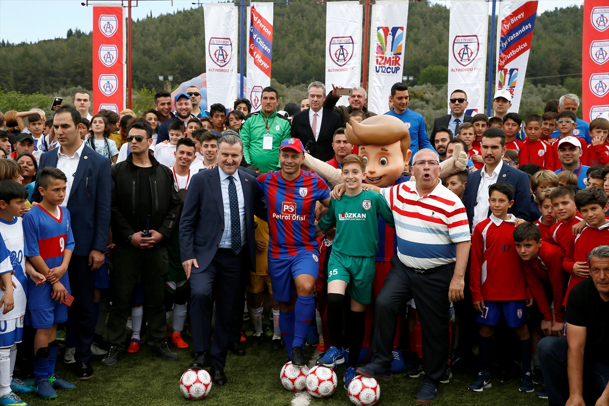 Bakan Bak ile Alex İzmir Cup'ın açılışını yaptı