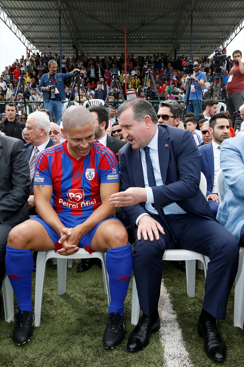 Bakan Bak ile Alex İzmir Cup'ın açılışını yaptı