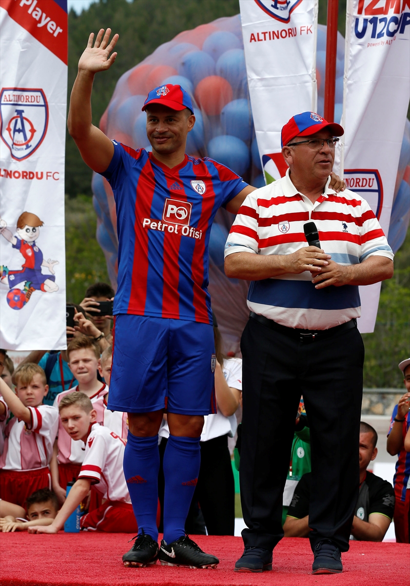Bakan Bak ile Alex İzmir Cup'ın açılışını yaptı