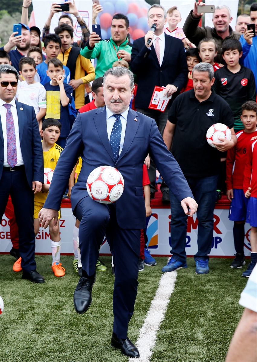 Bakan Bak ile Alex İzmir Cup'ın açılışını yaptı