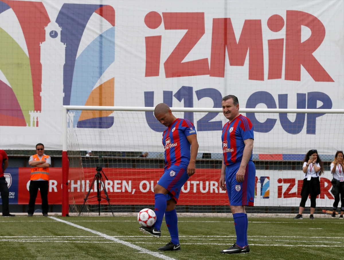Bakan Bak ile Alex İzmir Cup'ın açılışını yaptı