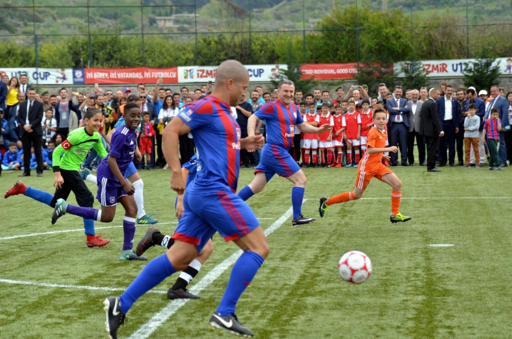 Bakan Bak ile Alex İzmir Cup'ın açılışını yaptı