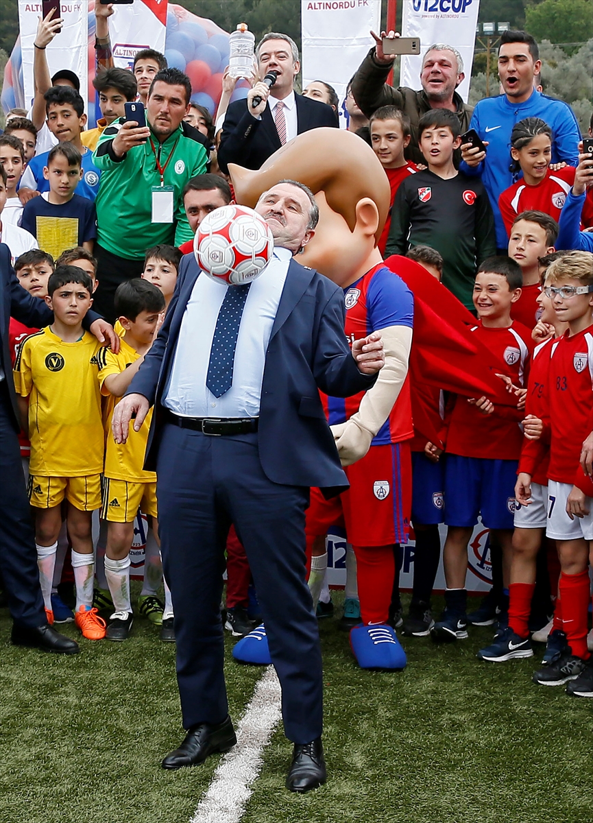 Bakan Bak ile Alex İzmir Cup'ın açılışını yaptı