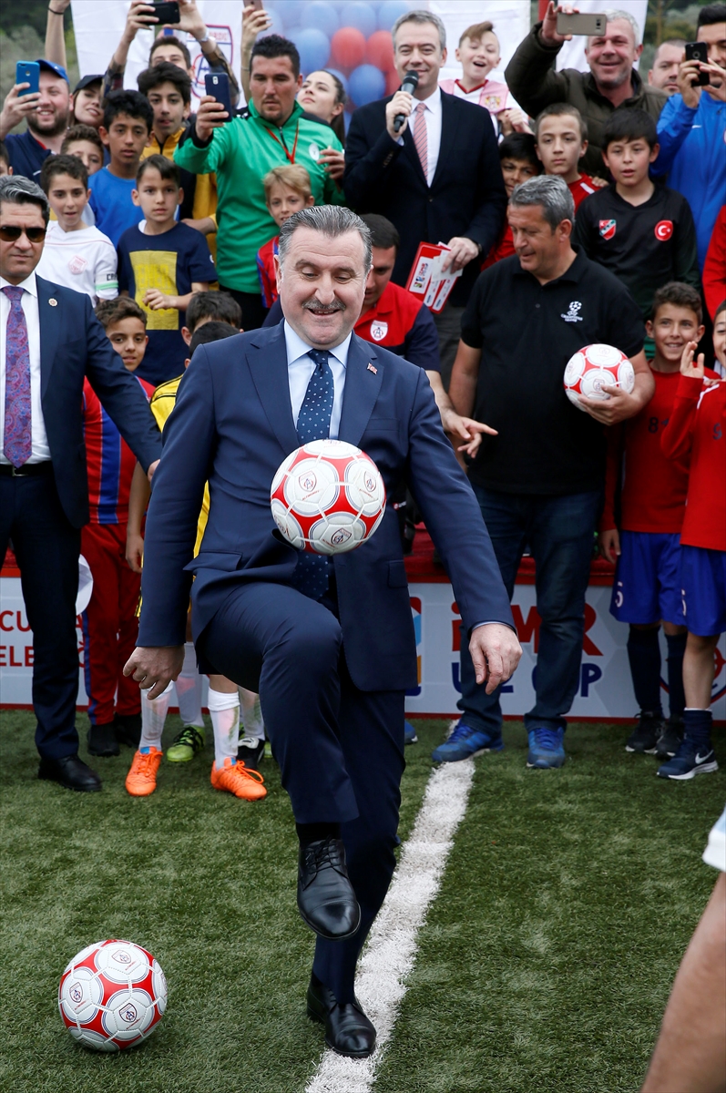 Bakan Bak ile Alex İzmir Cup'ın açılışını yaptı