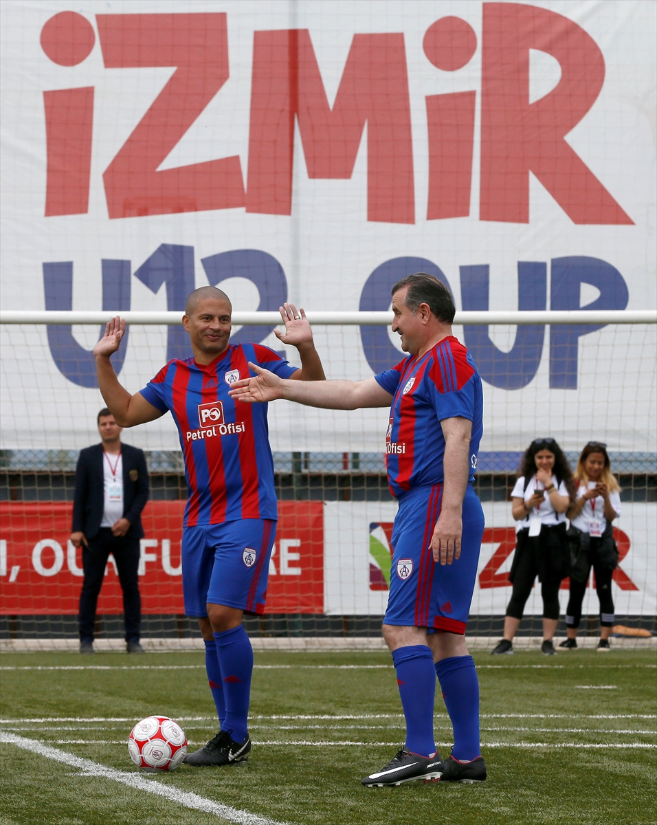 Bakan Bak ile Alex İzmir Cup'ın açılışını yaptı
