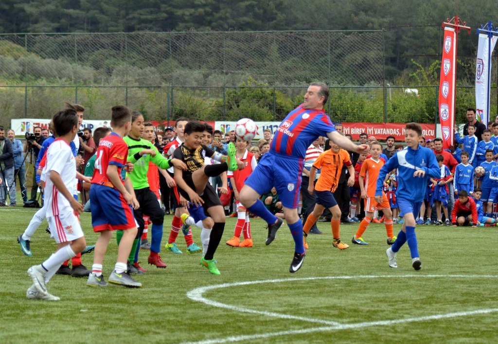 Bakan Bak ile Alex İzmir Cup'ın açılışını yaptı