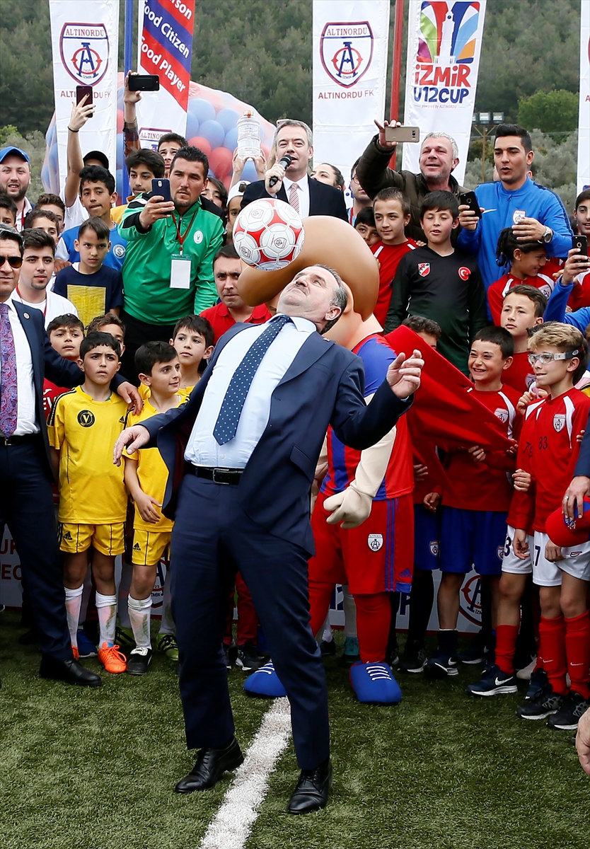 Bakan Bak ile Alex İzmir Cup'ın açılışını yaptı