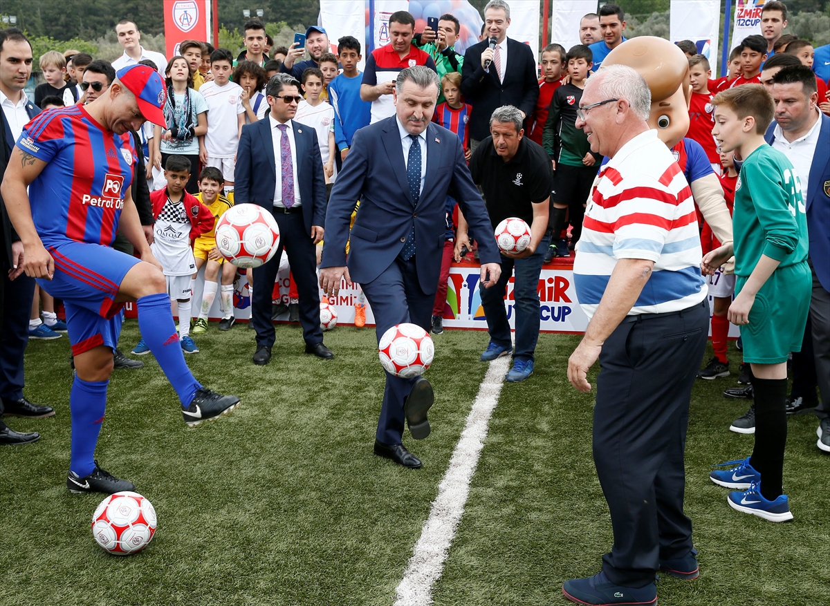 Bakan Bak ile Alex İzmir Cup'ın açılışını yaptı
