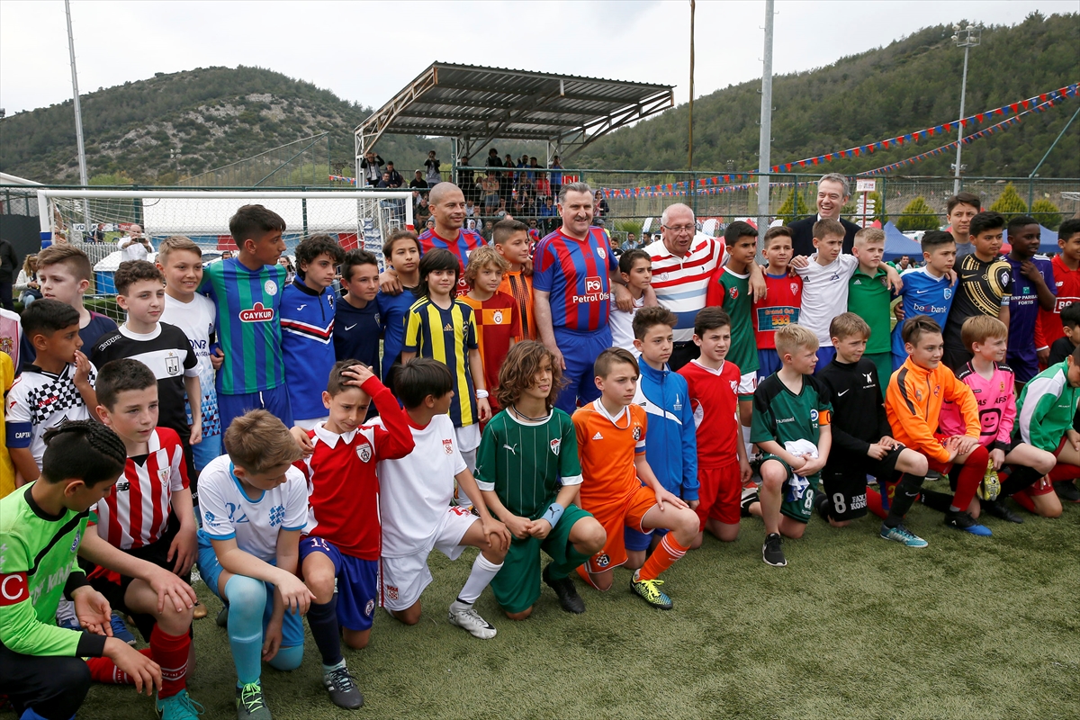 Bakan Bak ile Alex İzmir Cup'ın açılışını yaptı
