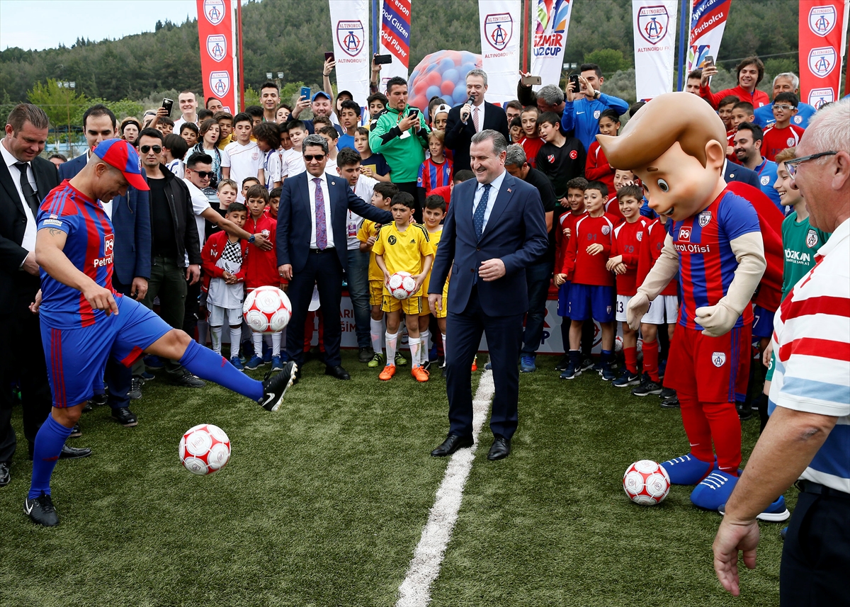 Bakan Bak ile Alex İzmir Cup'ın açılışını yaptı