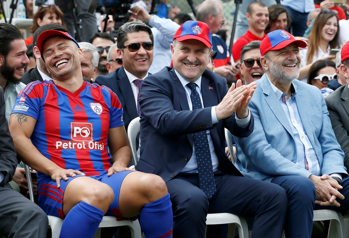 Bakan Bak ile Alex İzmir Cup'ın açılışını yaptı