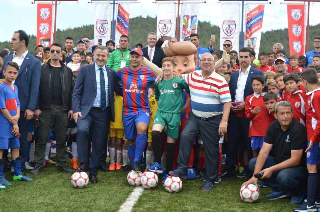 Bakan Bak ile Alex İzmir Cup'ın açılışını yaptı
