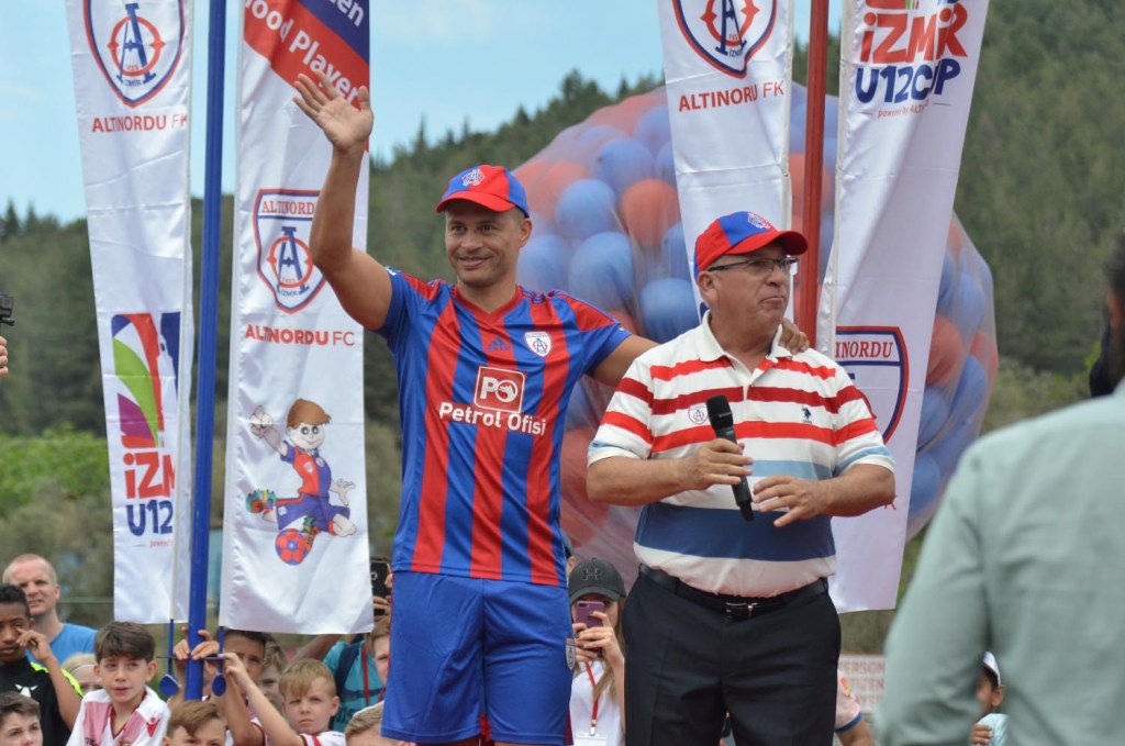 Bakan Bak ile Alex İzmir Cup'ın açılışını yaptı