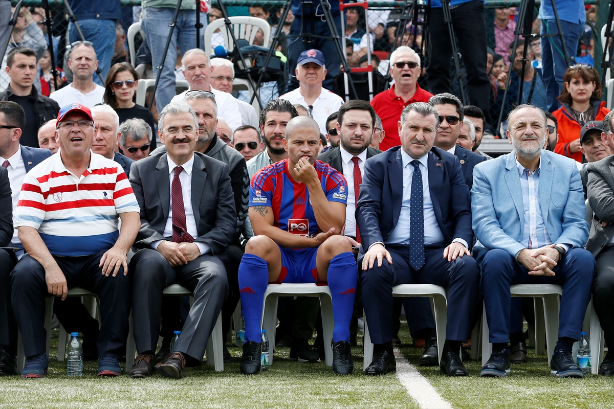 Bakan Bak ile Alex İzmir Cup'ın açılışını yaptı