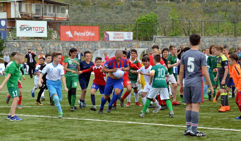 Bakan Bak ile Alex İzmir Cup'ın açılışını yaptı