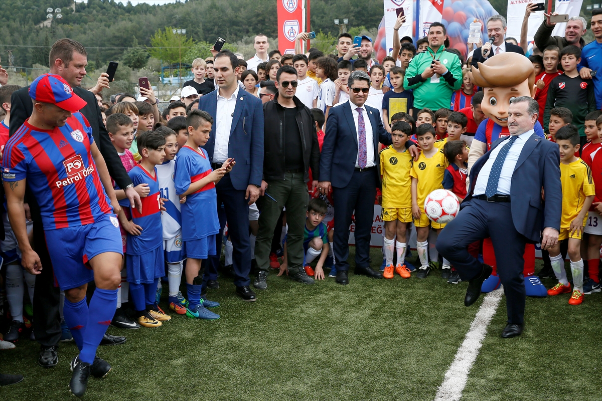 Bakan Bak ile Alex İzmir Cup'ın açılışını yaptı