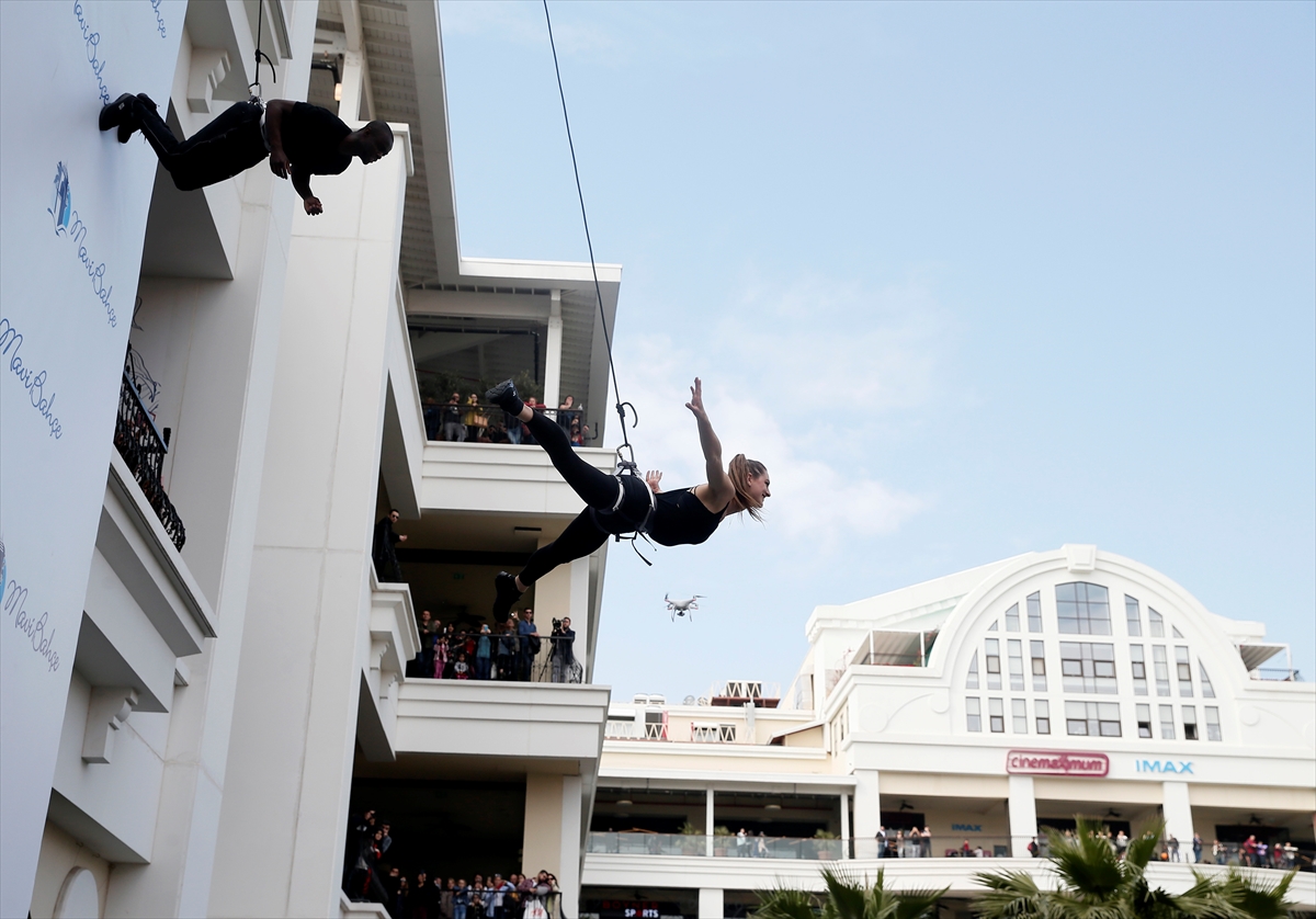 İzmir'de sıra dışı defile