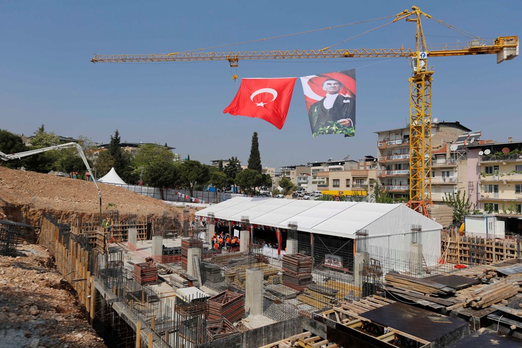 Konak’ta temeller bir bir atılıyor