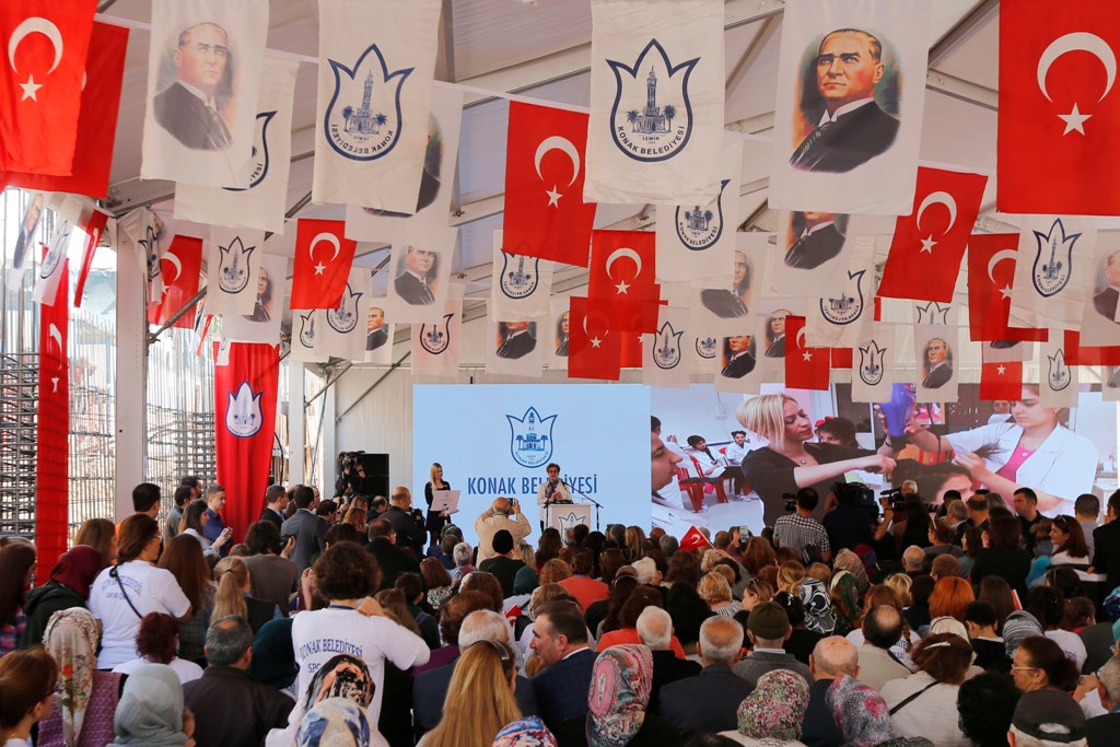 Konak’ta temeller bir bir atılıyor