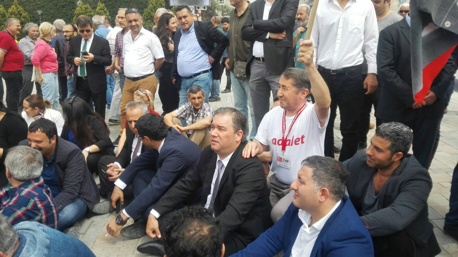 CHP İzmir'den oturma eylemi