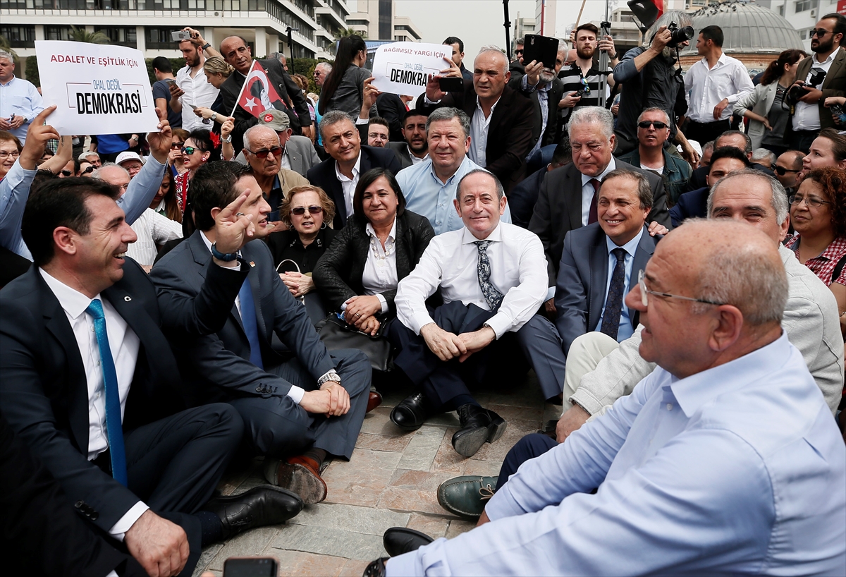 CHP İzmir'den oturma eylemi