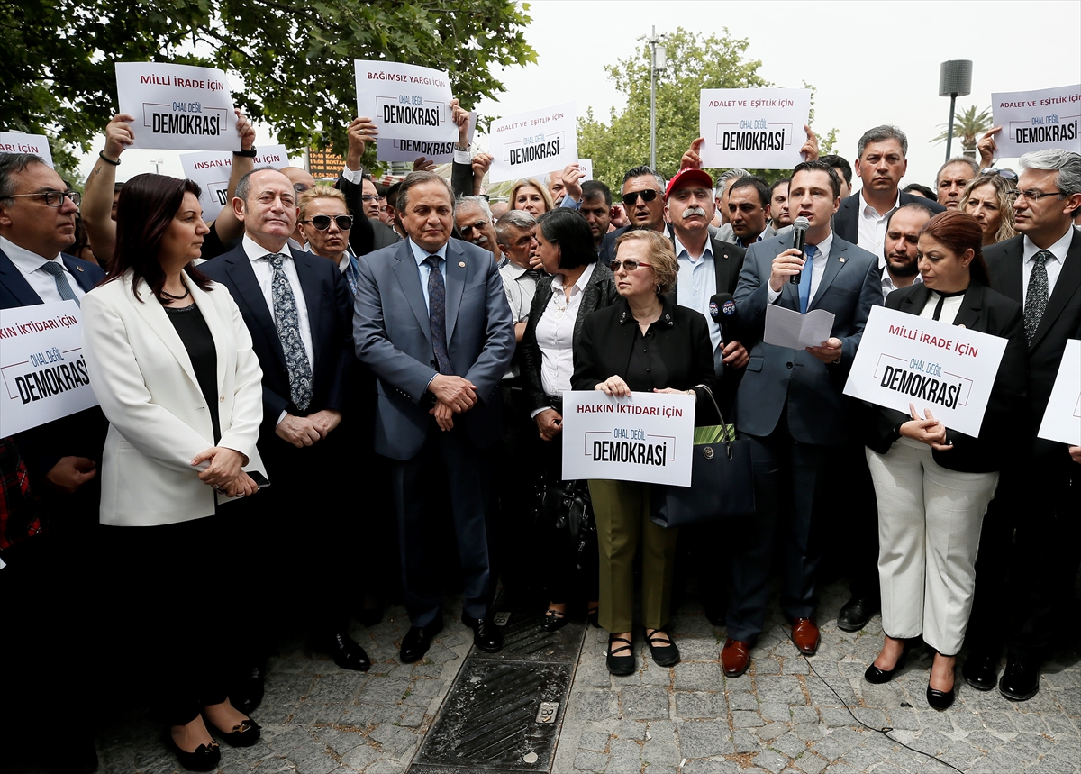 CHP İzmir'den oturma eylemi