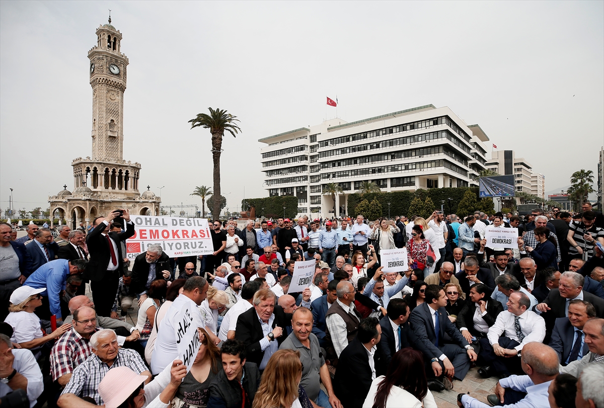 CHP İzmir'den oturma eylemi
