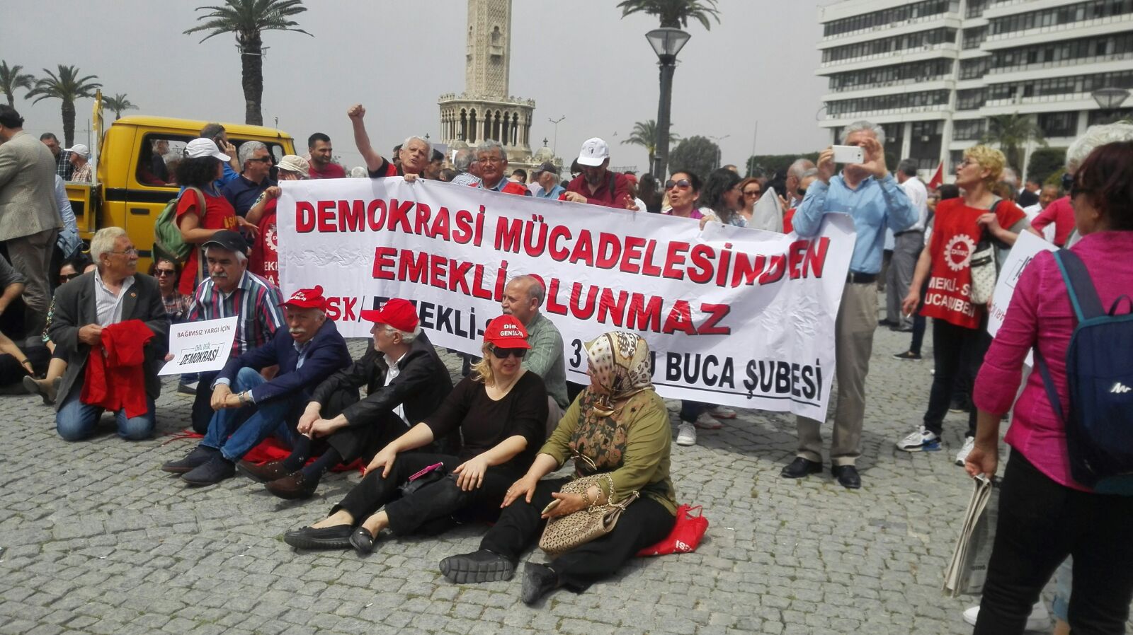 CHP İzmir'den oturma eylemi